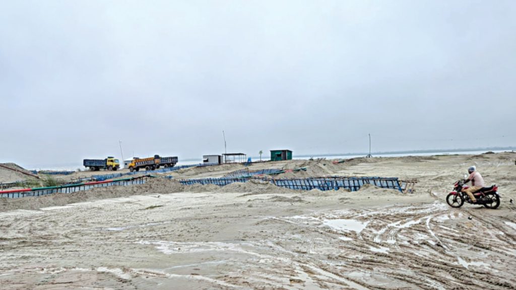 sand extraction in Padma